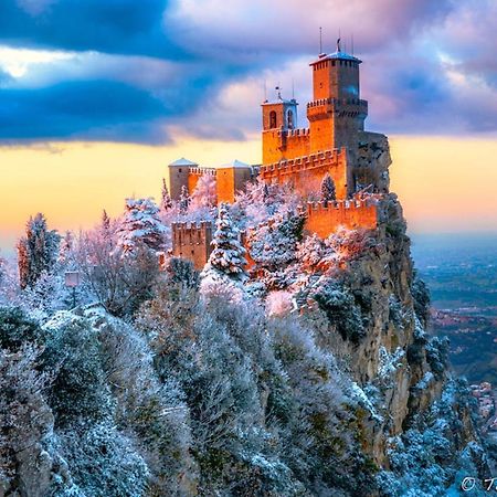 Hotel La Rocca Сан Марино Екстериор снимка