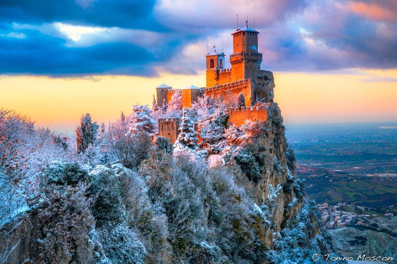 Hotel La Rocca Сан Марино Екстериор снимка