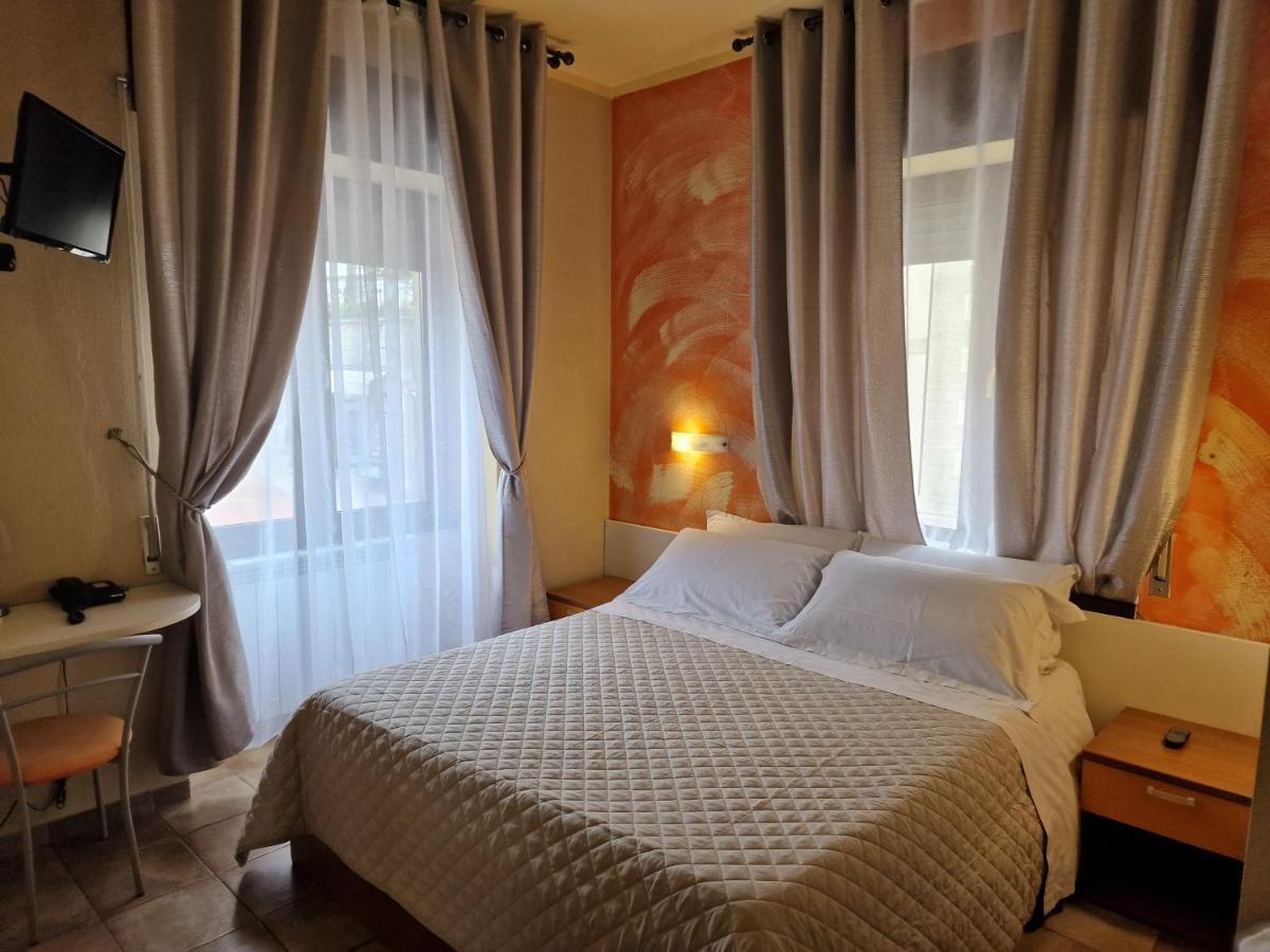 Hotel La Rocca Сан Марино Екстериор снимка