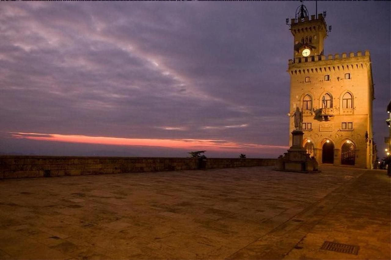 Hotel La Rocca Сан Марино Екстериор снимка