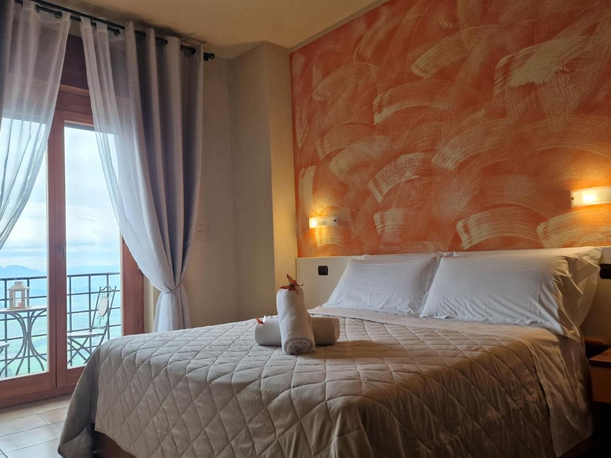 Hotel La Rocca Сан Марино Екстериор снимка