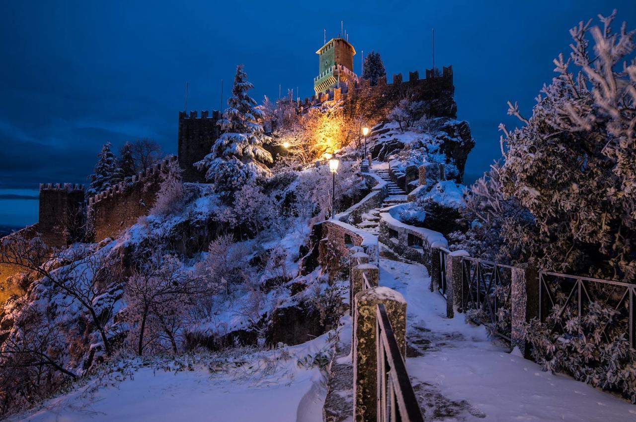 Hotel La Rocca Сан Марино Екстериор снимка